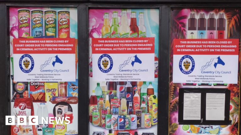 Arrestos en la operación de una tienda en la calle principal de Coventry Arrestos en la operación de una tienda en la calle principal de Coventry