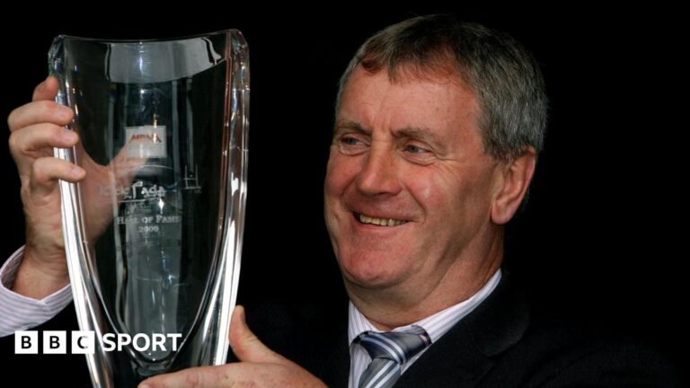Frank McGuigan: el dos veces ganador del Ulster de Tyrone muere a los 71 años Frank McGuigan pictured in 2009