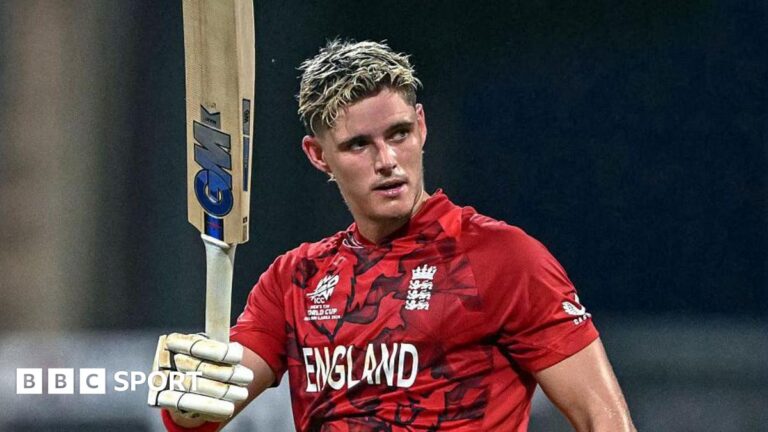 Jacob Bethell: se evaluará la lesión en el dedo del bateador de Inglaterra Jacob Bethell, in red team shirt, raises his bat after scoring a century for England