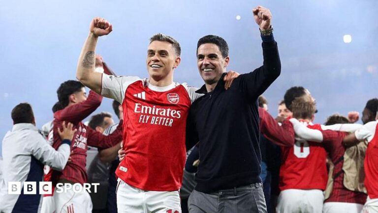 Liga de Campeones: Keir Starmer insta a TNT Sports a transmitir la final en abierto Leandro Trossard and Mikel Arteta celebrating on the Emirates Stadium pitch after beating Atletico Madrid.