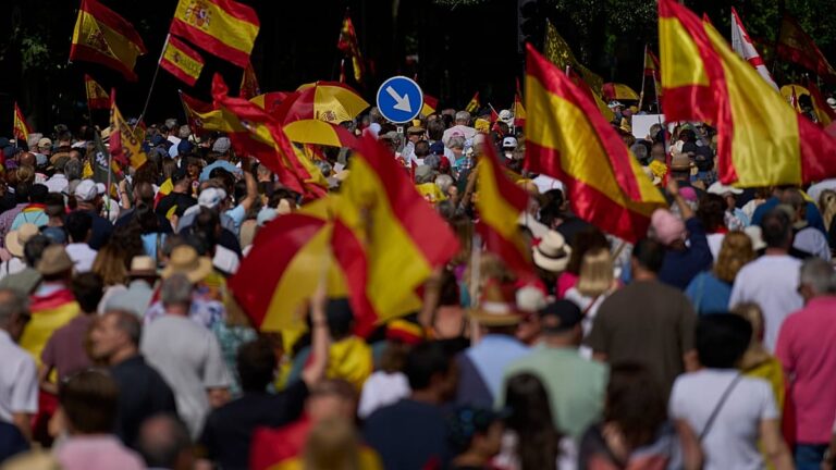 Video. Miles de personas se manifiestan en Madrid exigiendo la dimisión del presidente español Pedro Sánchez